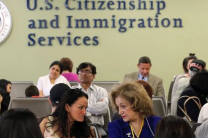 USCIS anuncia cambios para trámites de permiso de trabajo y estatus de no inmigrante