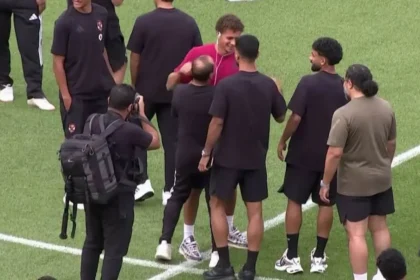 كيف كان لقاء حمزة عبد الكريم مع لاعبي الأهلي في كامب نو