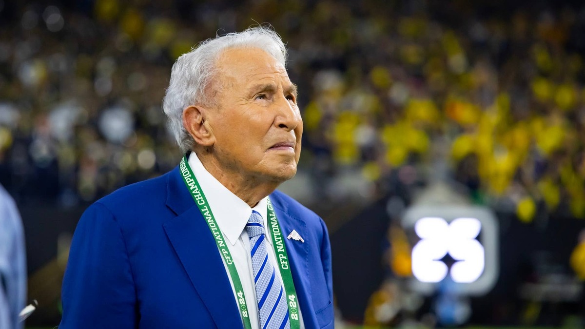 Fans Are Missing Lee Corso On ‘College GameDay’ This Season