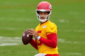 Chiefs QB Patrick Mahomes (knee) has no injury status, cleared for comeback Monday night vs. Broncos | Latest NFL News, Analysis & Updates