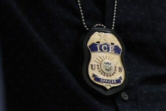 Agentes de ICE detienen por error a un ciudadano estadounidense y lo dejan lesionado, según la policía Agentes de ICE detienen por error a un ciudadano estadounidense y lo dejan lesionado, según la policía