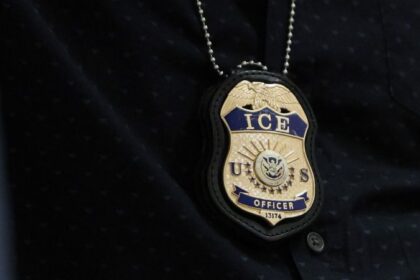 Agentes de ICE detienen por error a un ciudadano estadounidense y lo dejan lesionado, según la policía