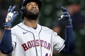 Astros move into tie for first place in AL West