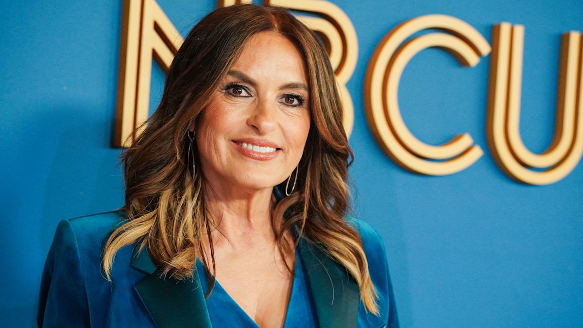 Mariska Hargitay’s friends warned her not to host the Emmys. Then she decided it was worth the risk.