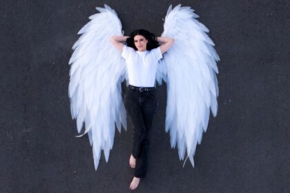 Laura Pausini torna con “Siamo soli nell’immenso vuoto che c’è” e si prepara al World Tour