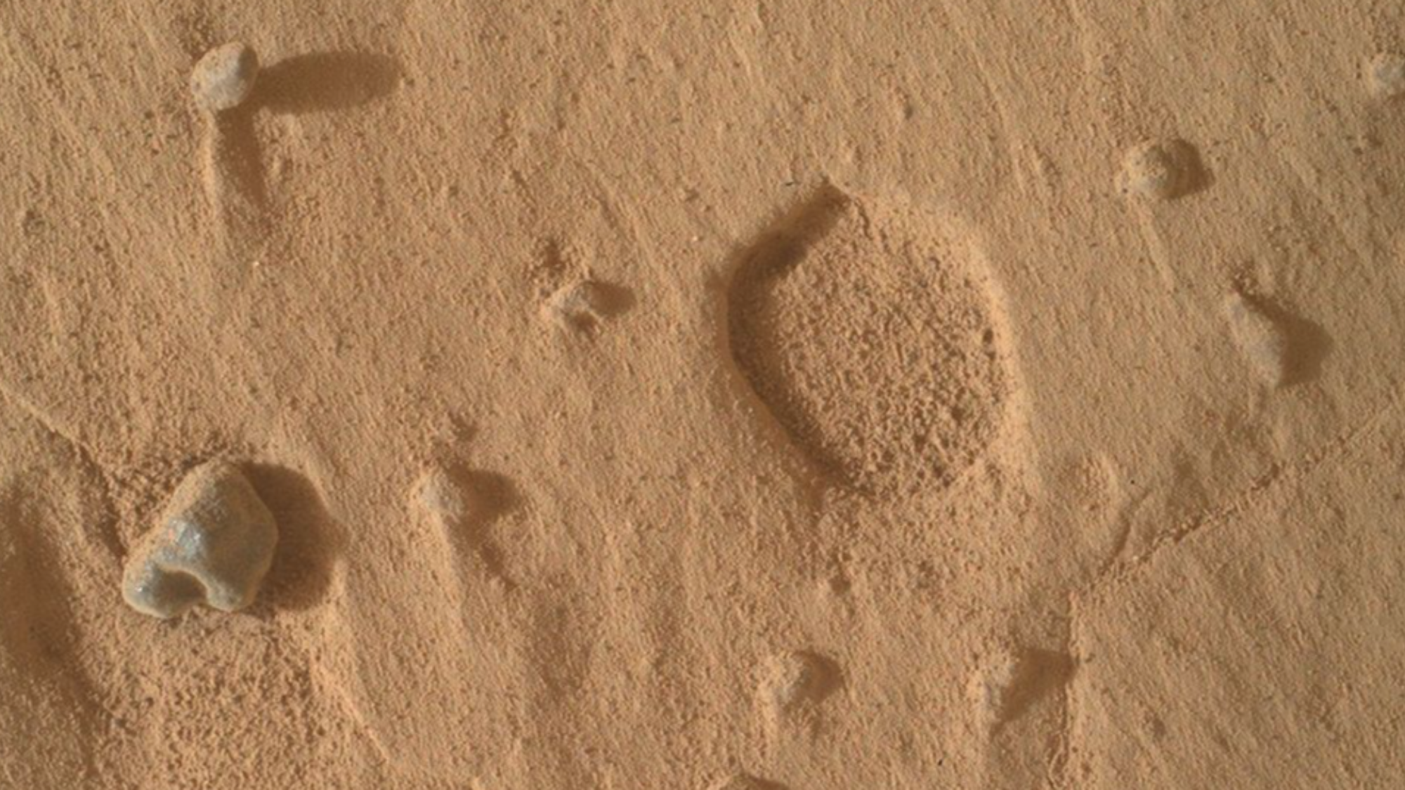 Curiosity rover spots odd ‘footprints’ on Mars photo of the day for Sept. 15, 2026